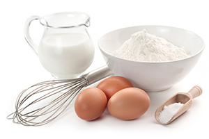harina huevos y una jarra con leche